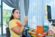 八字事业泰国主播品三亚榴莲：“尝到了家乡味”