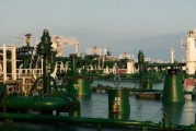 八字事业国际油价周二收高 地缘政治担忧与美元走弱双重支撑